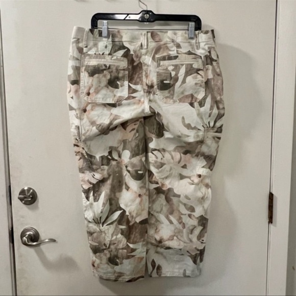 Chicos Womens Camo Cargo Pocket Mid Rise Capri Cropped Pants Stretch Sz 14 - Picture 2 of 7